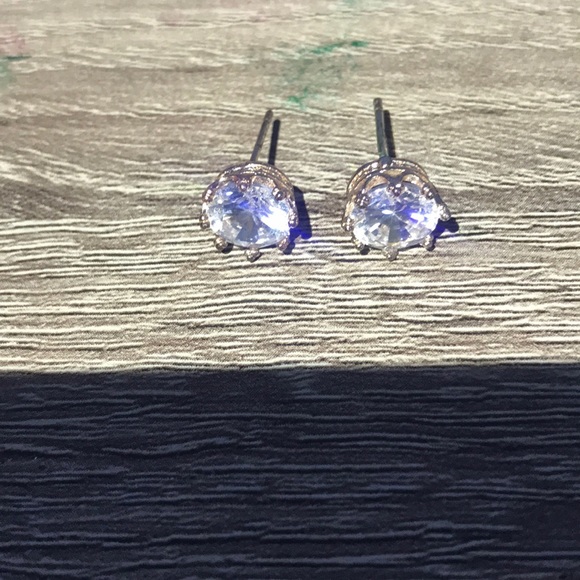 Rose gold and diamond crown earrings - Picture 2 of 3